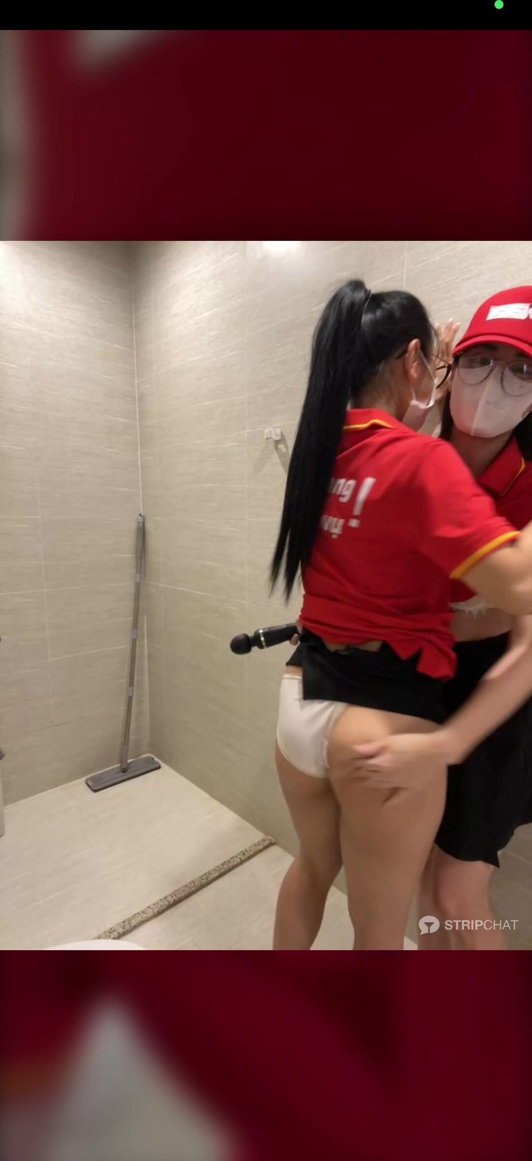 Hai em siêu thị dâm đãng vào toilet thủ dâm nhau